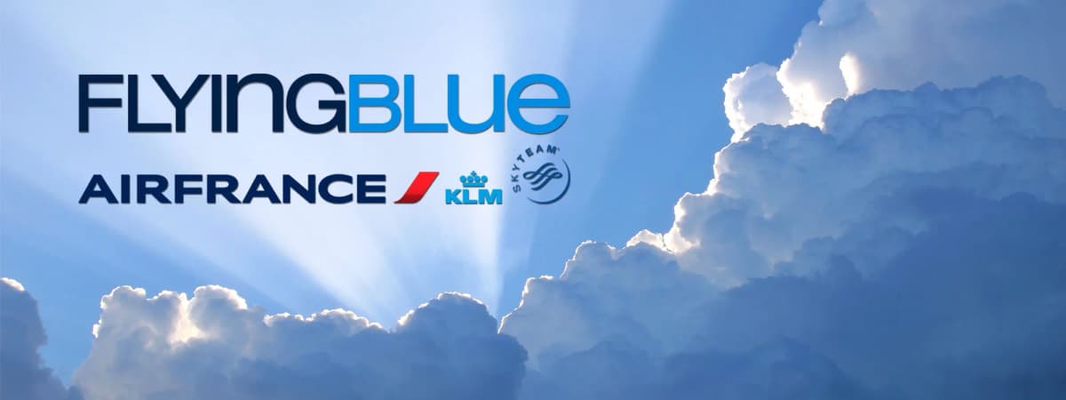 Logo Flying Blue Air France KLM SkyTeam sur fond de ciel et nuages