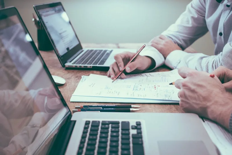 Bureau de travail avec documents fiscaux et ordinateur — optimiser sa fiscalité en cumul salarié et micro-entrepreneur